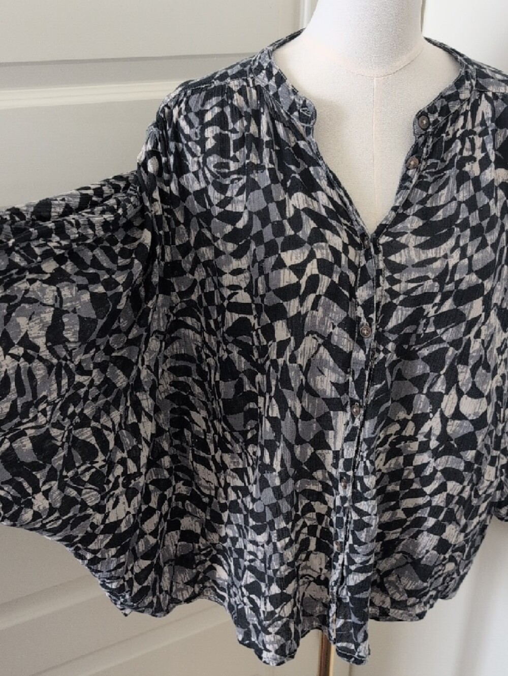 PILCRO Sidney Batwing Sleeve Abstract Print Blouse Black White and Grey Size XL - Picture 5 of 11